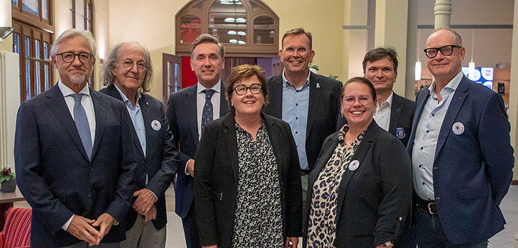 Gruppenfoto im Gesellschaftshauses Magdeburg anlässlich der Feier zum 30-jährigen Jubiläum der Herz-Thoraxchirurgie